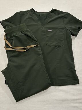 FIGS Moss Green Scrub Set - Catarina Top & High Waisted Zamora Jogger Pants
